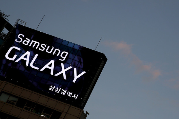 Samsung planea lanzar un smartphone curvado con pantalla de tres caras