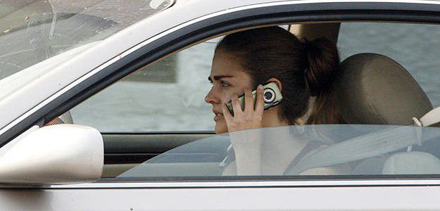 Un 32% de los usuarios usan el móvil mientras conducen